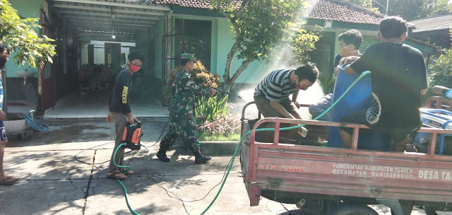 Babinsa Koramil Manisrenggo Bersama Masyarakat Lakukan Penyemprotan Desinfektan   