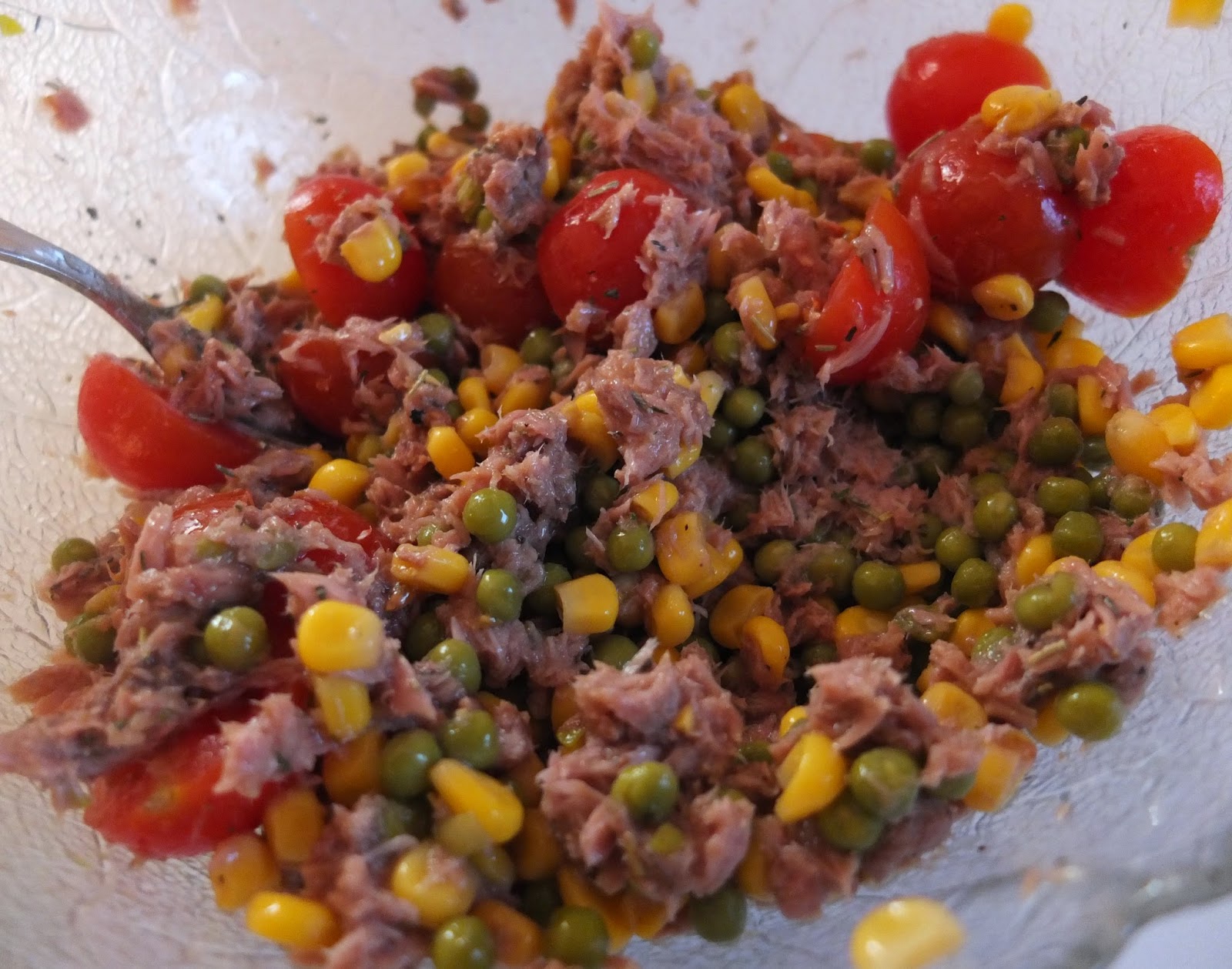 Thunfisch-Tomaten-Mais-Salat