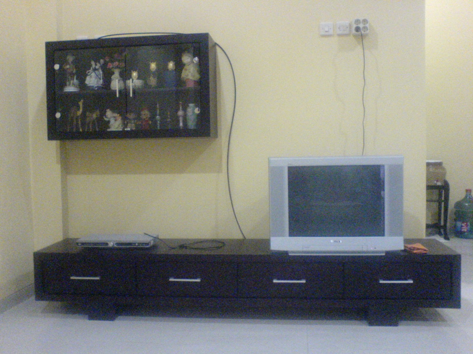 interior house design How to choose a television shelf and a good book shelf