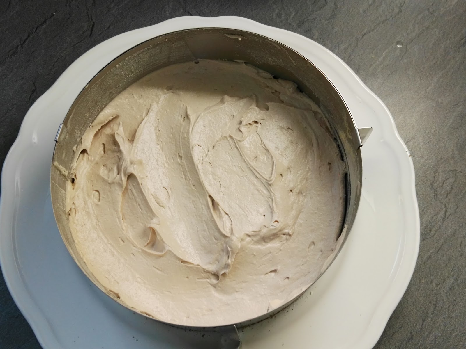 Torte mit zweierlei Cremen aus Nougatsahne und Haselnusssahne