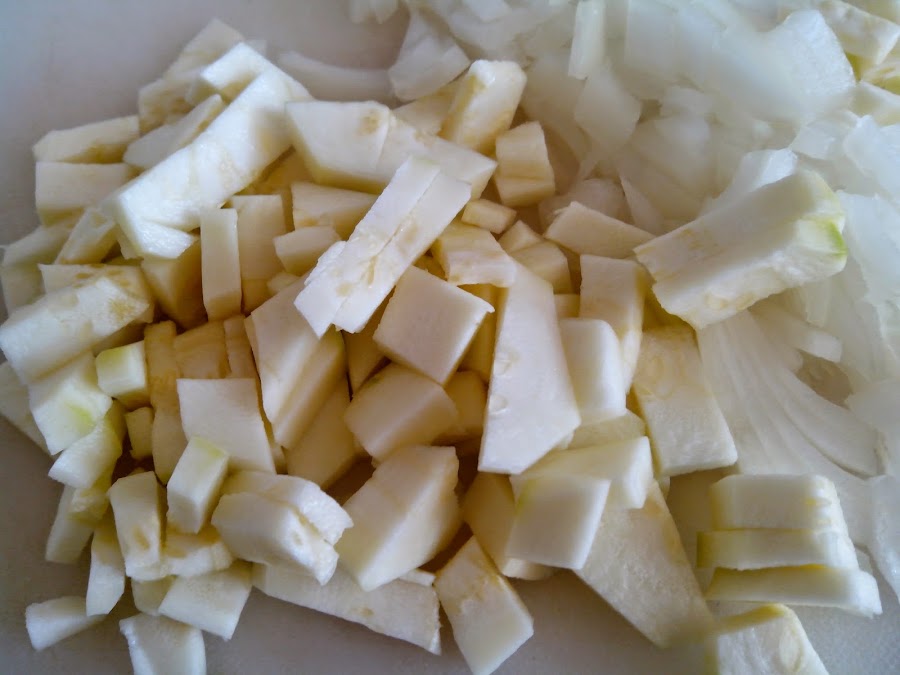 Fotografía calabacín y cebolla picada.