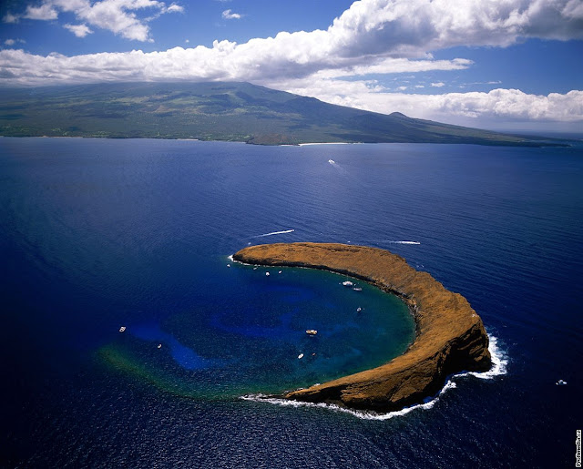  Kawah  Unik Berbentuk Bulan  Sabit  Di Hawai