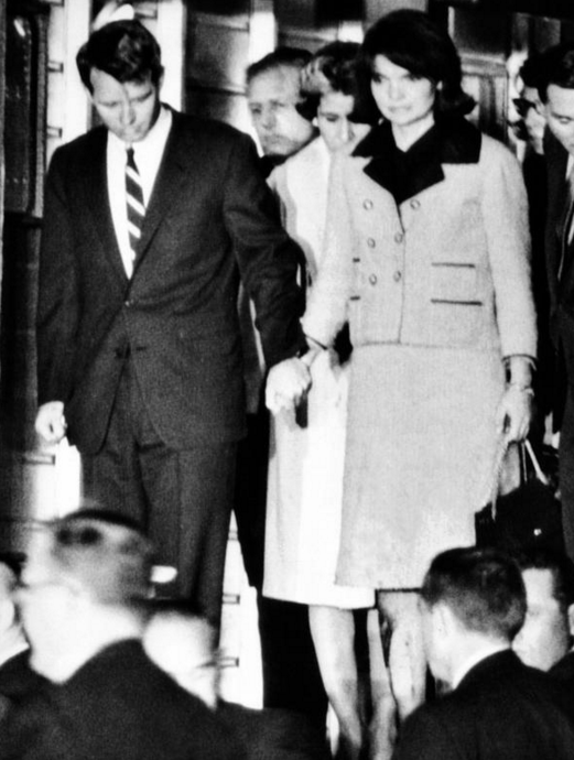 Jacqueline Kennedy Photographs: Jackie Right After JFK Assassination ...