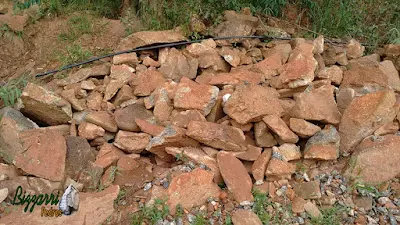 Pedra moledo com tamanhos diversos até 40 cm, no tom avermelhado, para construção de torre de pedra.