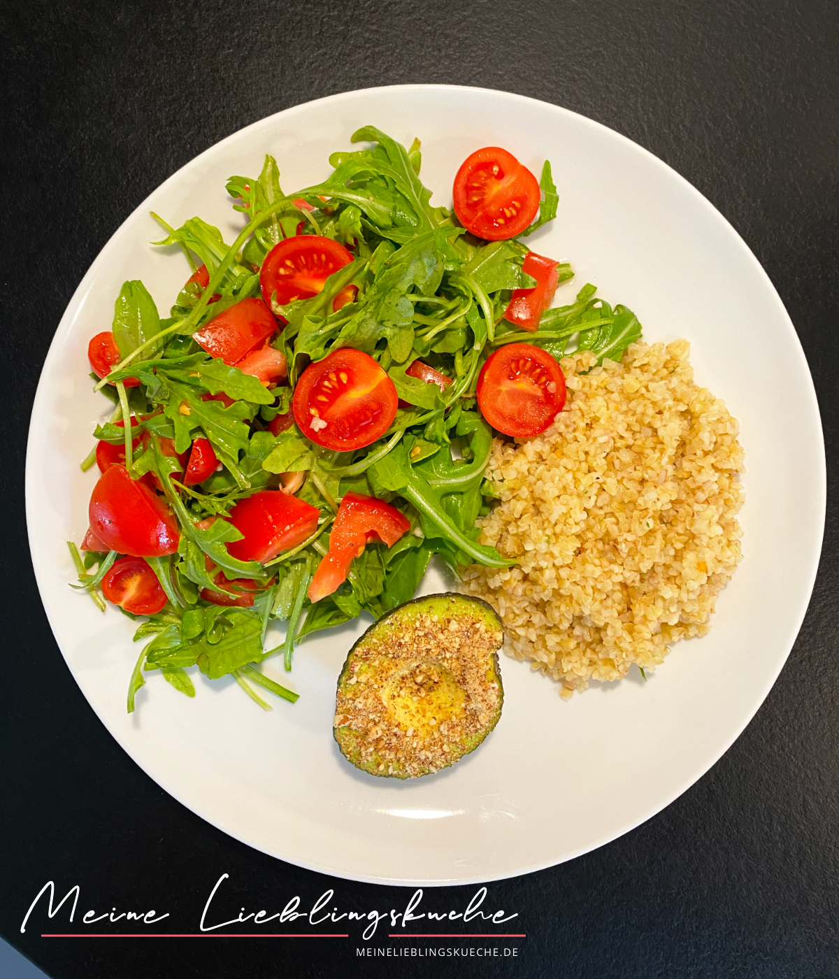 Rucola-Tomaten-Salat mit Bulgur und Avocado Rucola-Tomaten-Salat mit Bulgur und Avocado