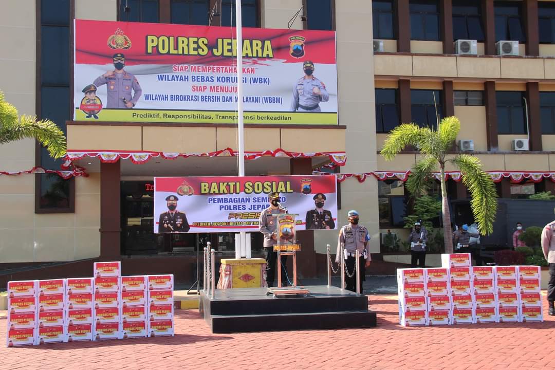 Polres Jepara Bagi 800 Paket Sembako Kepada Masyarakat Terdampak Covid-19 1 FB IMG 1626162862439