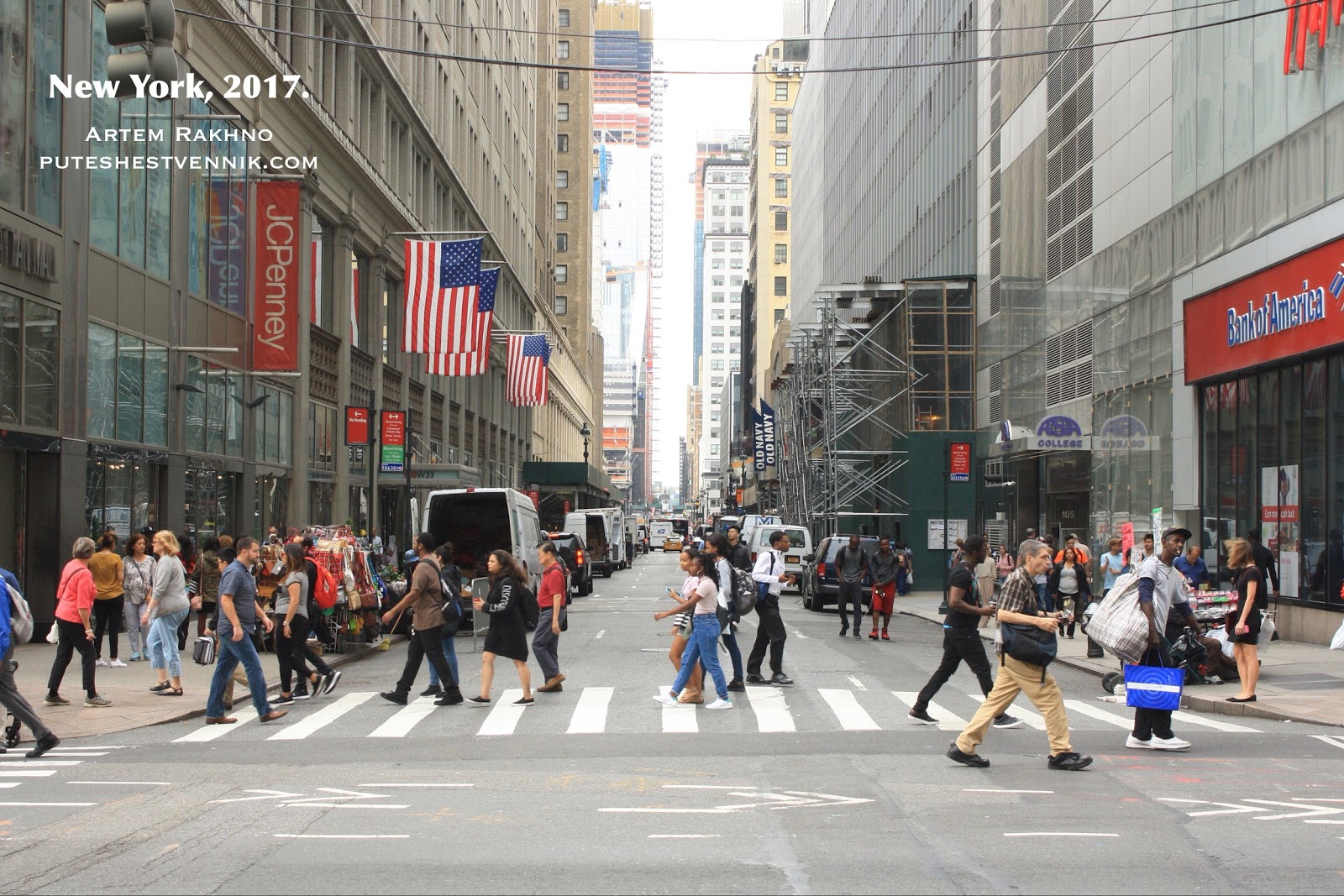 Улица с американскими флагами в Нью-Йорке