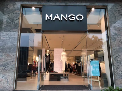 Bảng hiệu alu của hàng thời trang Mango