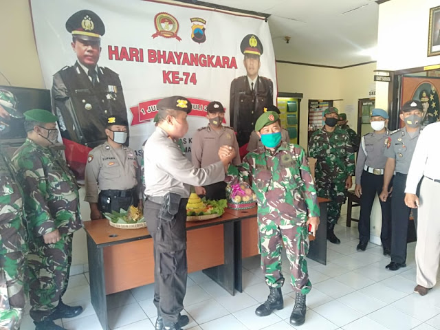 Koramil 22/Wonosari Berikan Tumpeng Kepada Polsek Dalam Peringati HUT Bhayangkara Ke 74