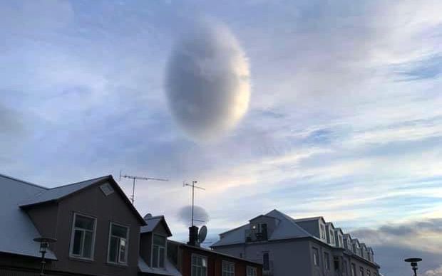 UFO hình quả trứng lơ lửng trên thị trấn ở Iceland, rất có thể là một vụ bắt cóc con người nữa