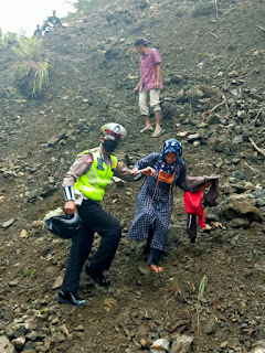 Polres Gayo Lues Bantu Warga Lintasi Longsor Jalan Gayo Lues - Aceh Timur Mei 14, 2021