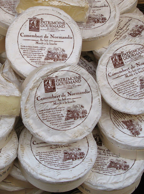 Flagrante numa rua de Paris o camembert de 'leite cru' com todos os microorganismos proibidos pela modernidade se vendendo aos montes, e barato! Flagrante numa rua de Paris o camembert de 'leite cru' com todos os microorganismos proibidos pela modernidade se vendendo aos montes, e barato!