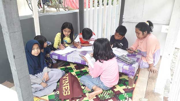 Sejumlah anak belajar di Pondok Baca Sahabat RT 06