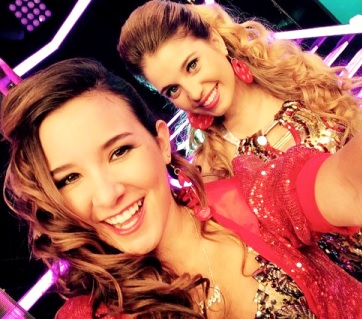 Alessandra Fuller con Flavia Laos Foto de Alessandra Fuller y Flavia Laos en el escenario de VBQ