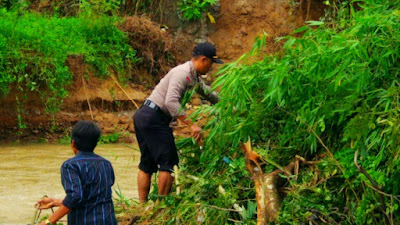 Babinsa Bersama Bhabinkamtibmas Bantu Warga Bersihkan Aliran Batang Piaman Pasca Banjir