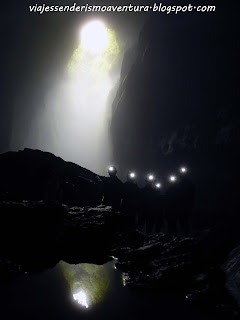 Cuevas de Waitomo - Foto de grupo con la entrada al fondo Cuevas de Waitomo - Foto de grupo con la entrada al fondo