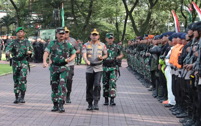Panglima TNI Bersama Kapolri Pimpin Apel Pengamanan Natal dan Tahun Baru