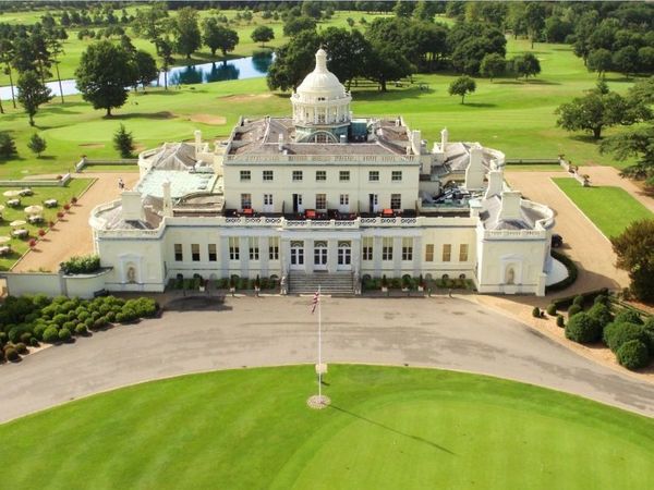 इस कंट्री क्लब में 49 आलीशान रूम और 21 मेंशन हैं इस कंट्री क्लब में 49 आलीशान रूम और 21 मेंशन हैं