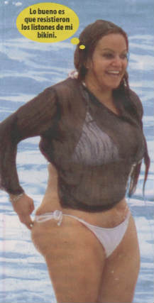 Jenny Rivera - Fotos en bikini a la orilla del mar.