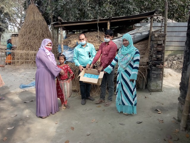 কিশোরগঞ্জে বাড়ী বাড়ী গিয়ে বিস্কুট বিতরণ