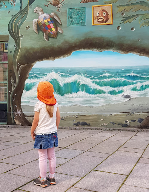 Unsere Ausflüge rund um Vejers. Die Wandgemälde von Otto Frello brachten unsere Kinder beim Ausflug nach Varde zum Staunen.