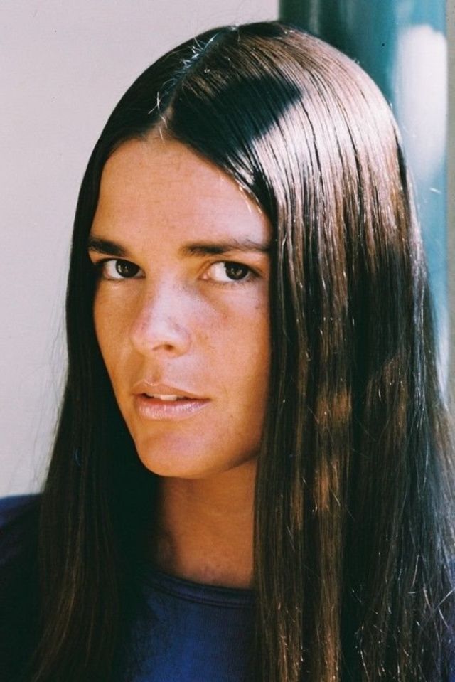 40 Beautiful Portrait Photos of Ali MacGraw in the 1960s 