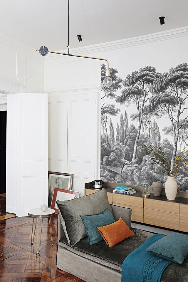 Black & white apartment in an 18th-century house in Rennes, France