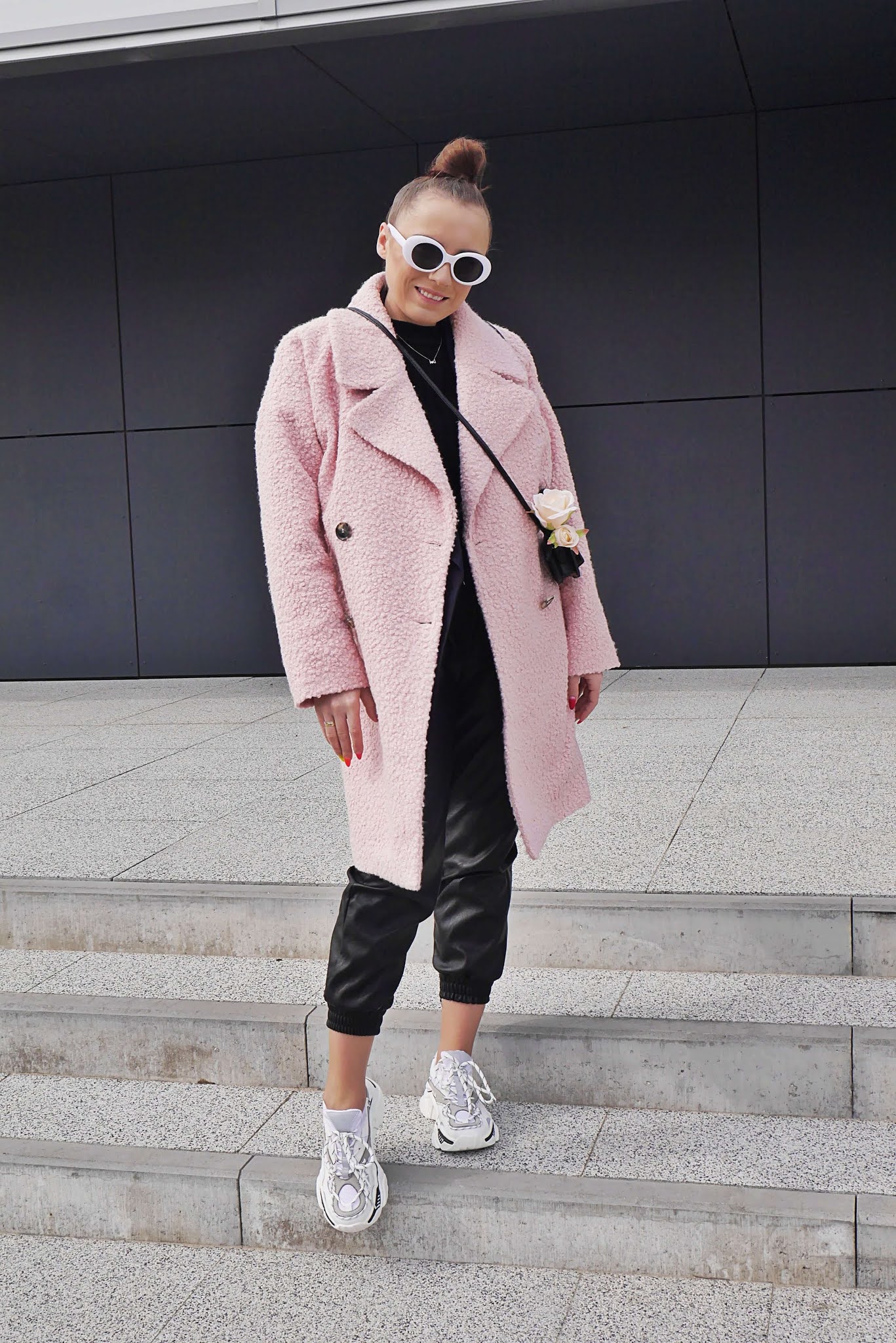 blog modowy blogerka modowa karyn puławy różowy oversizowy płaszcz bonprix skórzane joggery femme luxe białe sneakersy ccc stylizacja wiosenna białe okulary mała torebka