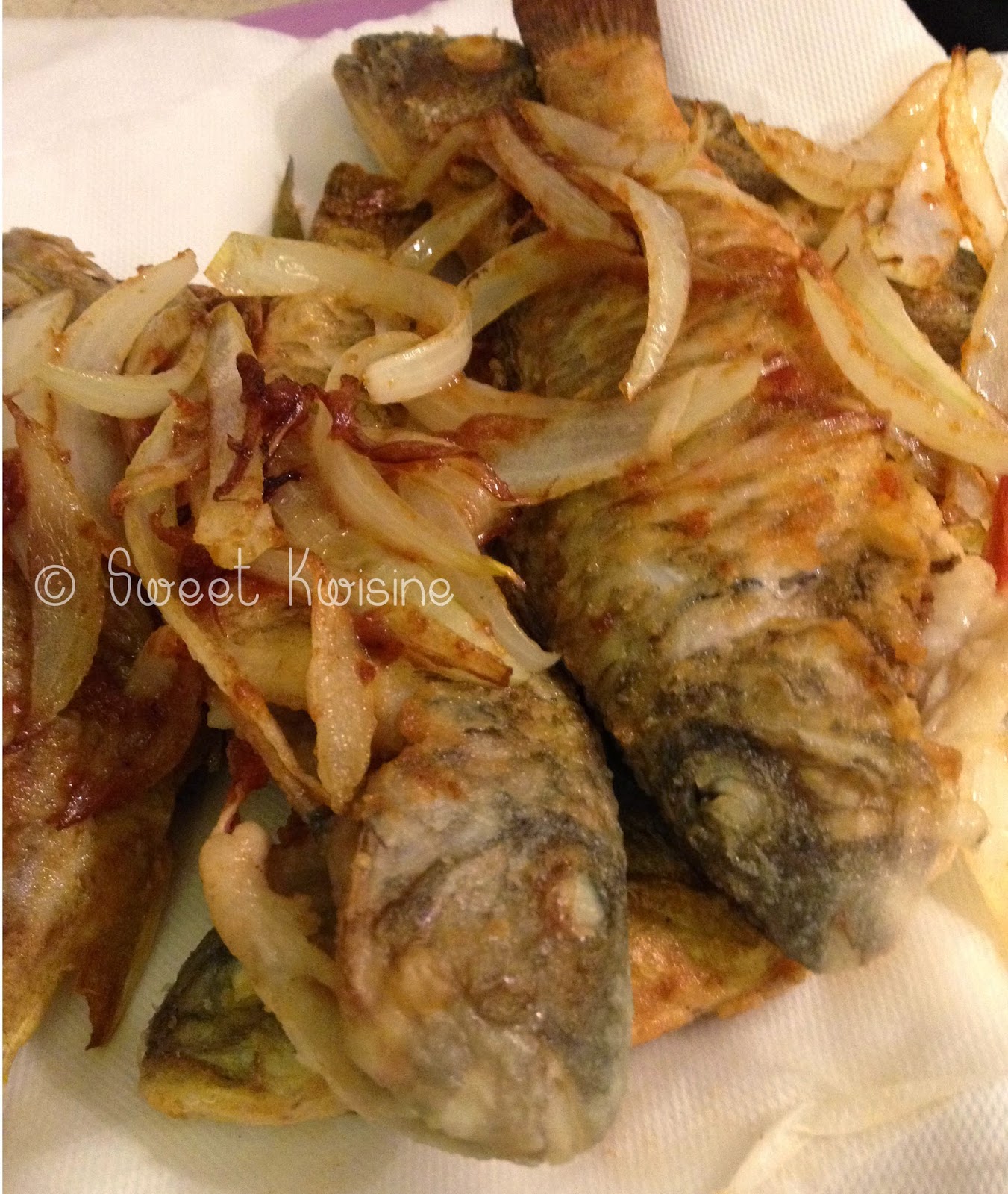Sweet Kwisine Le poisson frit aux oignons marinés à la martiniquaise