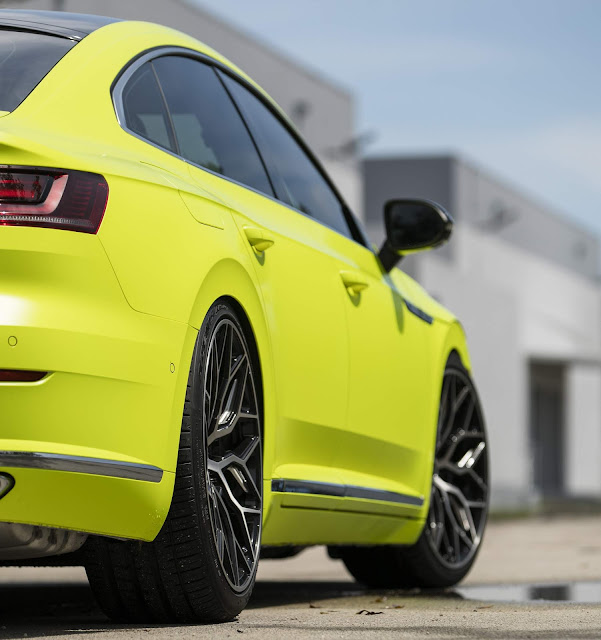 VW Arteon RLine Highlight rebaixado com rodas de 20"