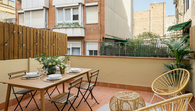 La reforma integral de un encantador piso de 90 metros Terraza de piso en la ciudad con zona de comedor