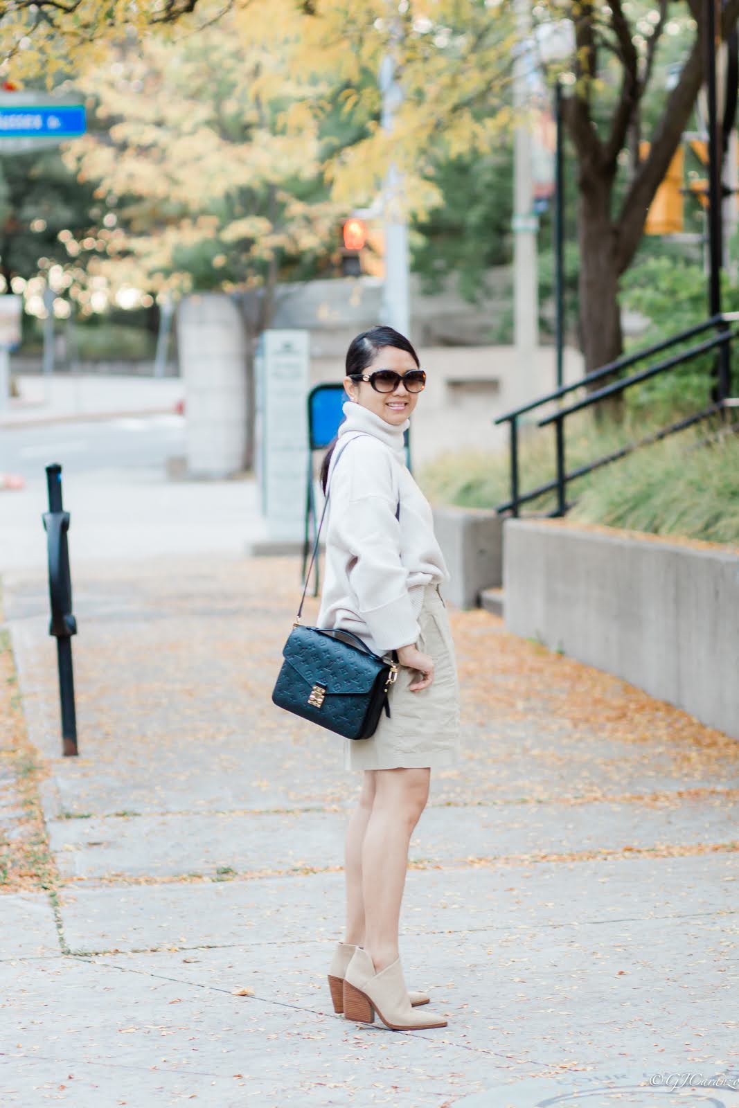 H&M Boxy Sweater | Louis Vuitton Pochette Metis in Black in Empreinte Leather | Vince Camuto Ankle Boots | Gucci Sunglasses | Petite | Linen Shorts | Neutral Fall Outfit