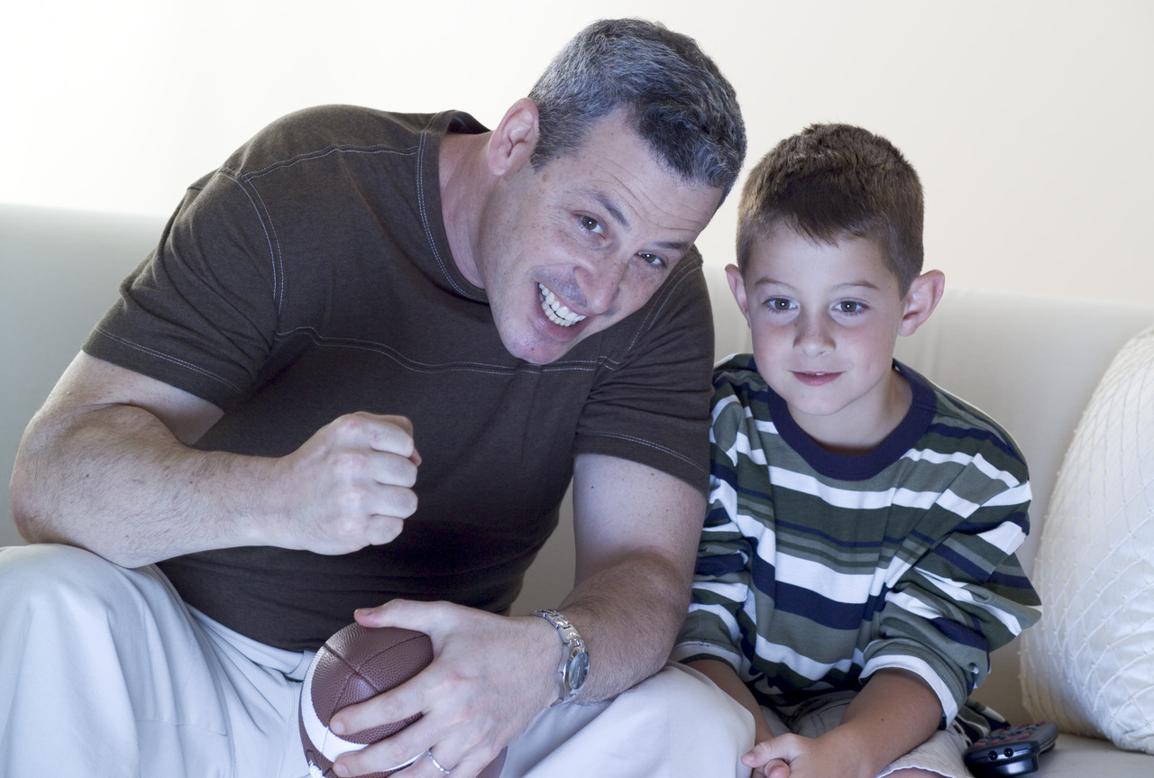 Daddy bear. гуннар дэдди. папа целует дочку. турецкий daddy bear. Father and two sons.