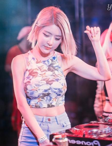 Nguyệt Moon nóng bỏng bên xe Lexus Nguyệt Moon nóng bỏng bên xe Lexus