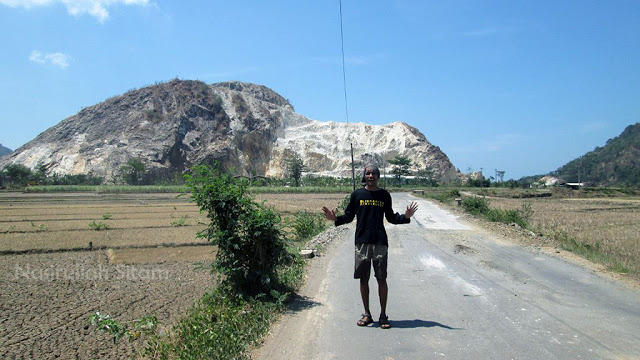 Foto dengan latar belakang Gunung Watu Putih, Jepara