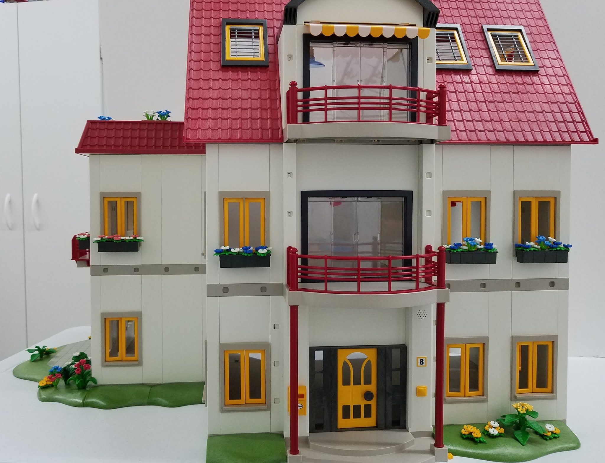 Jane Chérie: the Playmobil Suburban Dollhouse