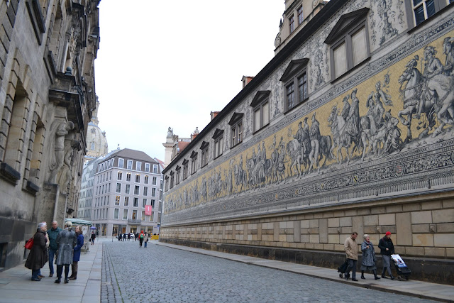 «Хода князів» - найдовше панно з порцеляни у світі. Дрезден, Німеччина (Fürstenzug. Dresden, Germany)