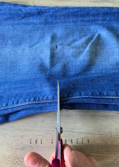 How to get the perfect long shorts - Cut jeans with sharp scissors.