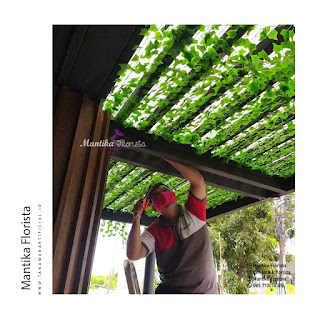 Tanaman Rambat Artificial di Cafe Table Talk