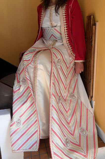 BELLE EN CAFTAN: Caftan 3 pi?�ces veste velour rouge brod?� et perl?�