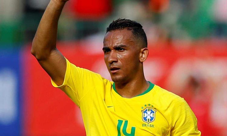 Danilo é cortado de partida contra a Costa Rica; Fagner será titular