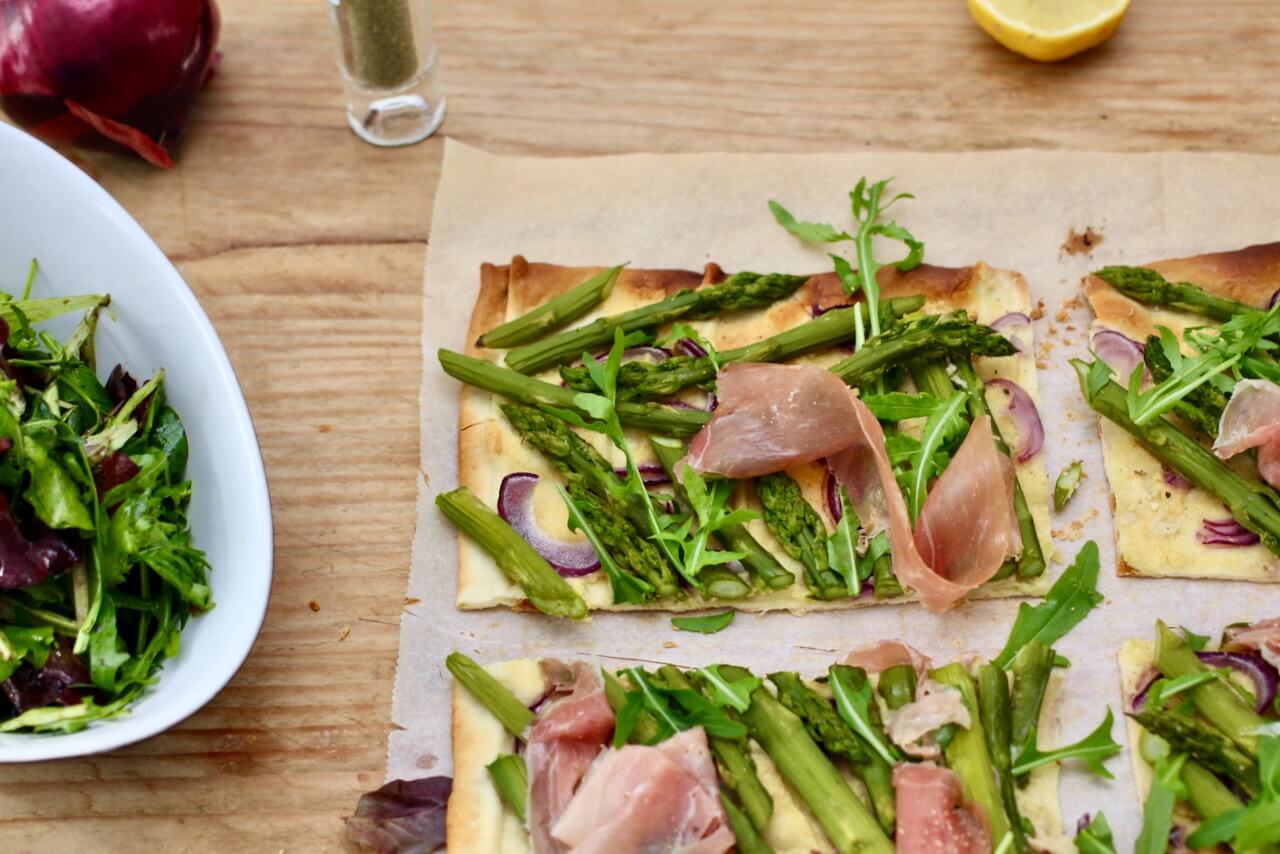 HOME OF HAPPY: FLAMMKUCHEN MIT GRÜNEM SPARGEL, RUCOLA UND PROSCIUTTO