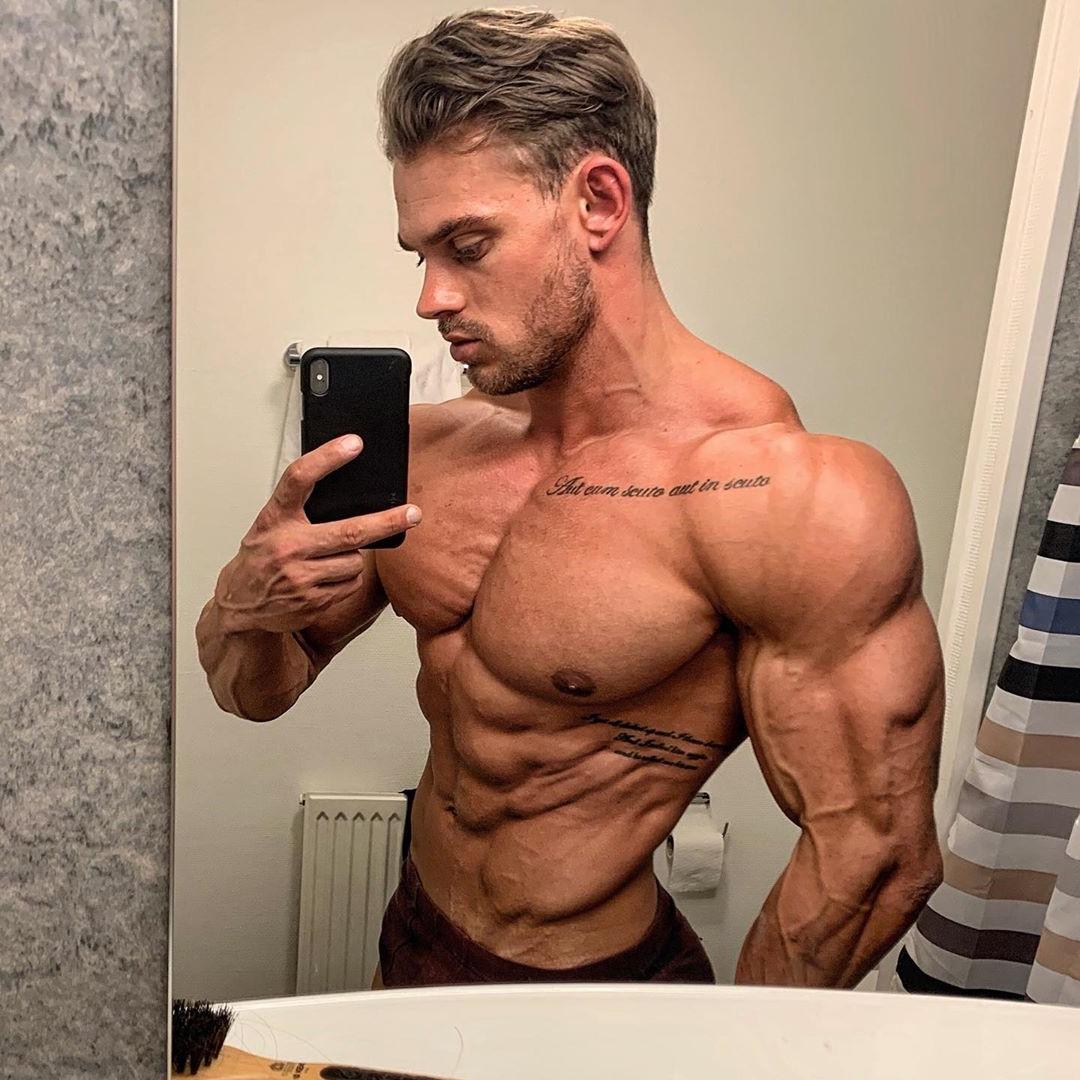sexiest-mature-bodybuilders-shirtless-muscular-body-selfie-veiny-body-big-biceps-alpha-male-daddy