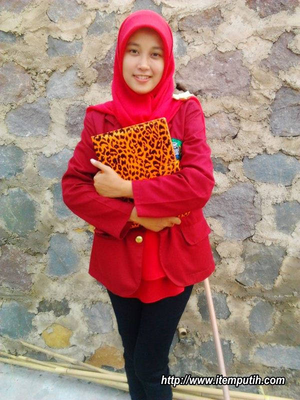 Mahasiswa berjilbab ini tenyata suka foto bugil