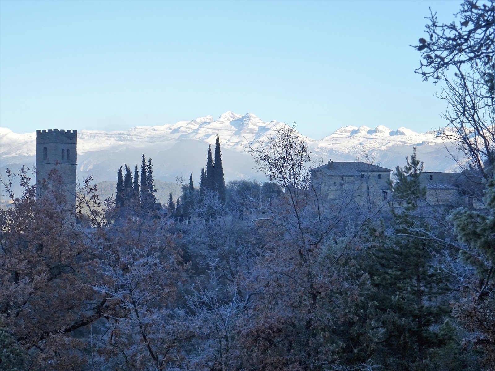 ARTÍCULOS, RESEÑAS LITERARIAS Y EXCURSIONES Carlos Bravo Suárez MESÓN