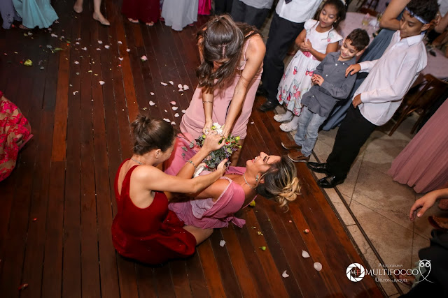 Sítio Geranium, Hyathama Pires, Multifocco, Leilah Cerqueira, casamento a céu aberto, casamento rústico, boho, decoração de casamento, decoração colorida, fotos românticas, foto com madrinhas, madrinhas iguais, Foto com padrinhos, noiva, jogar buque, briga pelo buque
