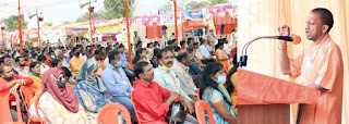 मुख्यमंत्री योगी ने जनपद गोरखपुर में ‘एक जनपद, एक उत्पाद योजना’ के अन्तर्गत आयोजित रेडीमेड गारमेण्ट प्रदर्शनी का अवलोकन किया