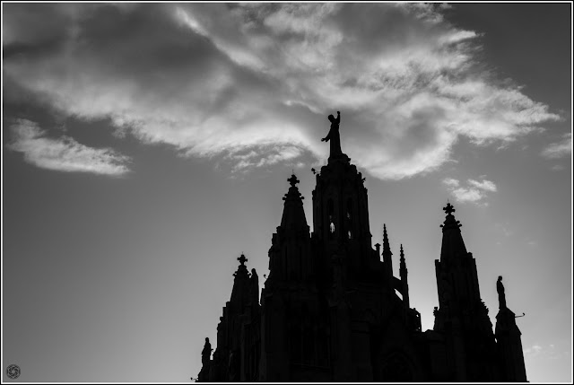 Templo Expiatorio del Sagrado Corazón de Jesús del Tibidabo, Barcelona: Contraluz alegórico
