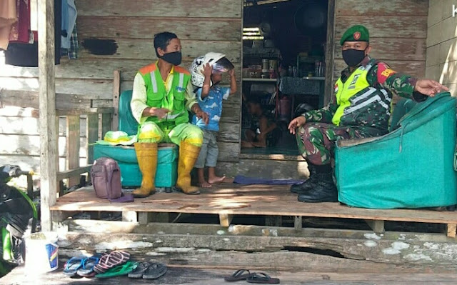 Babinsa Desa Limau Manis Lakukan Komsos Dengan Pengurus Taman Masjid Agung Natuna