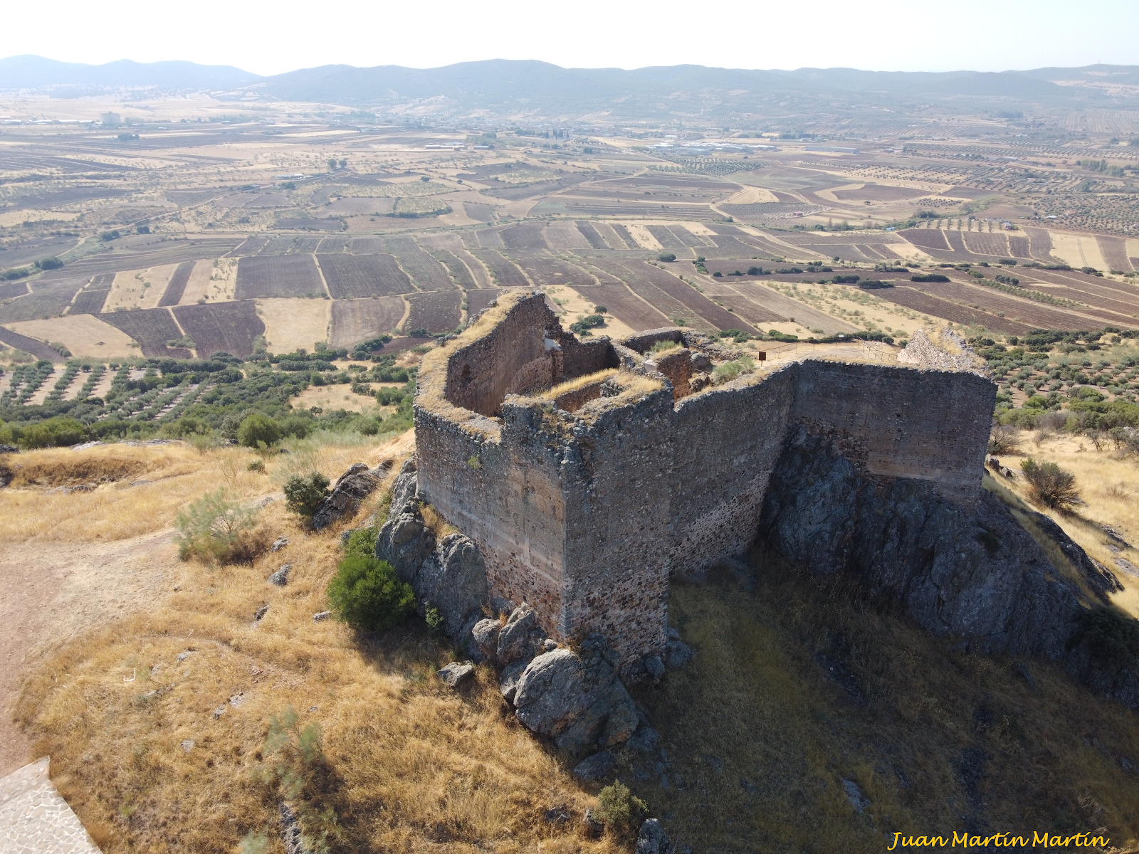 El castillo de Miraflores de Piedrabuena (Ciudad Real) a vista de drone.